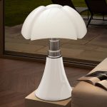 H⌀yderegulerbar bordlampe PIPISTRELLO hvit