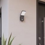 Lucande utend⌀rs LED-vegglampe Timm, 20 cm, antrasitt, sensor