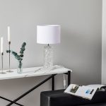 Madame hvit bordlampe med tekstilskjerm