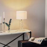 Madame hvit bordlampe med tekstilskjerm