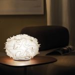 Slamp Veli - design-bordlampe, ⌀ 32 cm, hvit