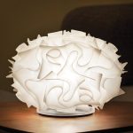 Slamp Veli - design-bordlampe, ⌀ 32 cm, hvit
