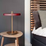 UMAGE LED-bordlampe Asteria Table, USB, rubinr⌀d/messing