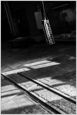 Lumière, rail, usine désaffectée