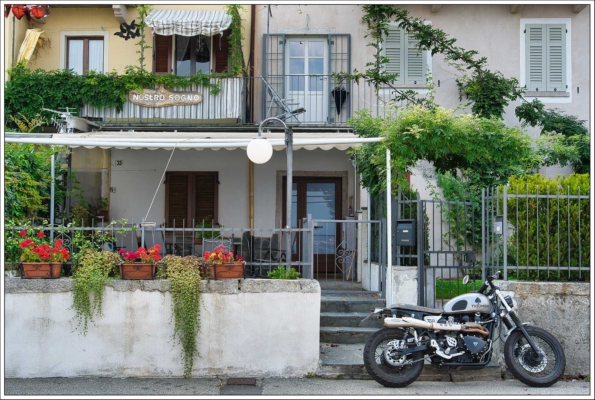 Italie, dolce Vita, terrasse, façade, lierre, moto, vacances