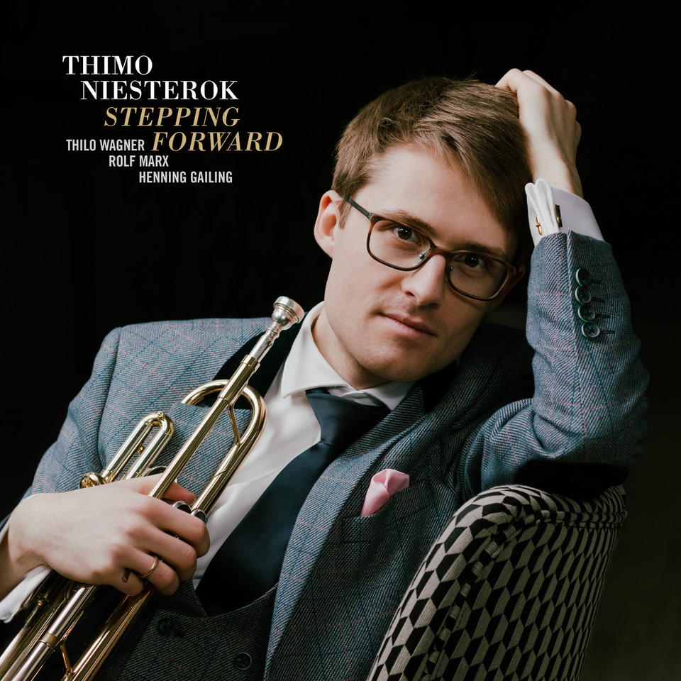 Stepping Forward / Thimo Niesterok