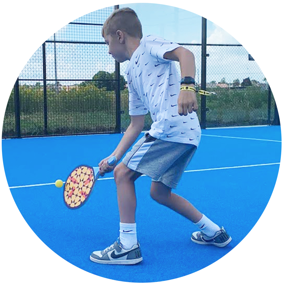 Jongen padel aan het spelen.