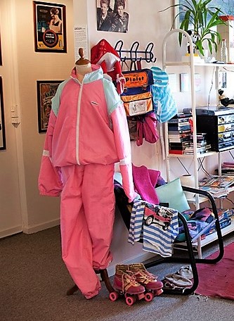 Pigetøj fra 1980'erne, lyserødt matchende træningssæt, læs om moden i 1980'erne, originalt tøj fra museet Tidens Samling, museum for klæder, form og bolig i det 20. århundrede, Kulturmaskinen, Farvergården, Brandts Klædefabrik, Odense