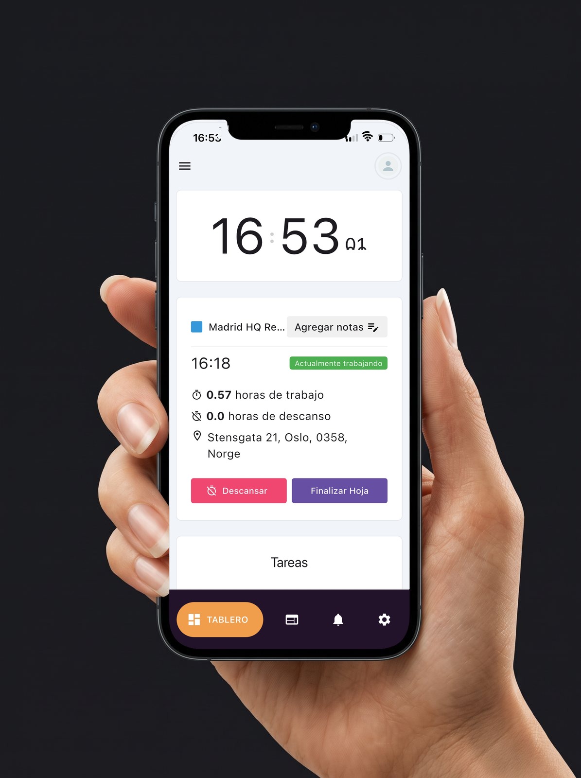 Mano con el móvil de fichaje de TimeGen. Datos de ejemplo.