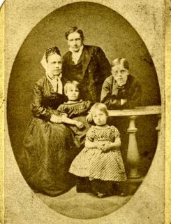 Pastor Jens Carl Christian Bertelsen med familie. (Fra ca. 1873)