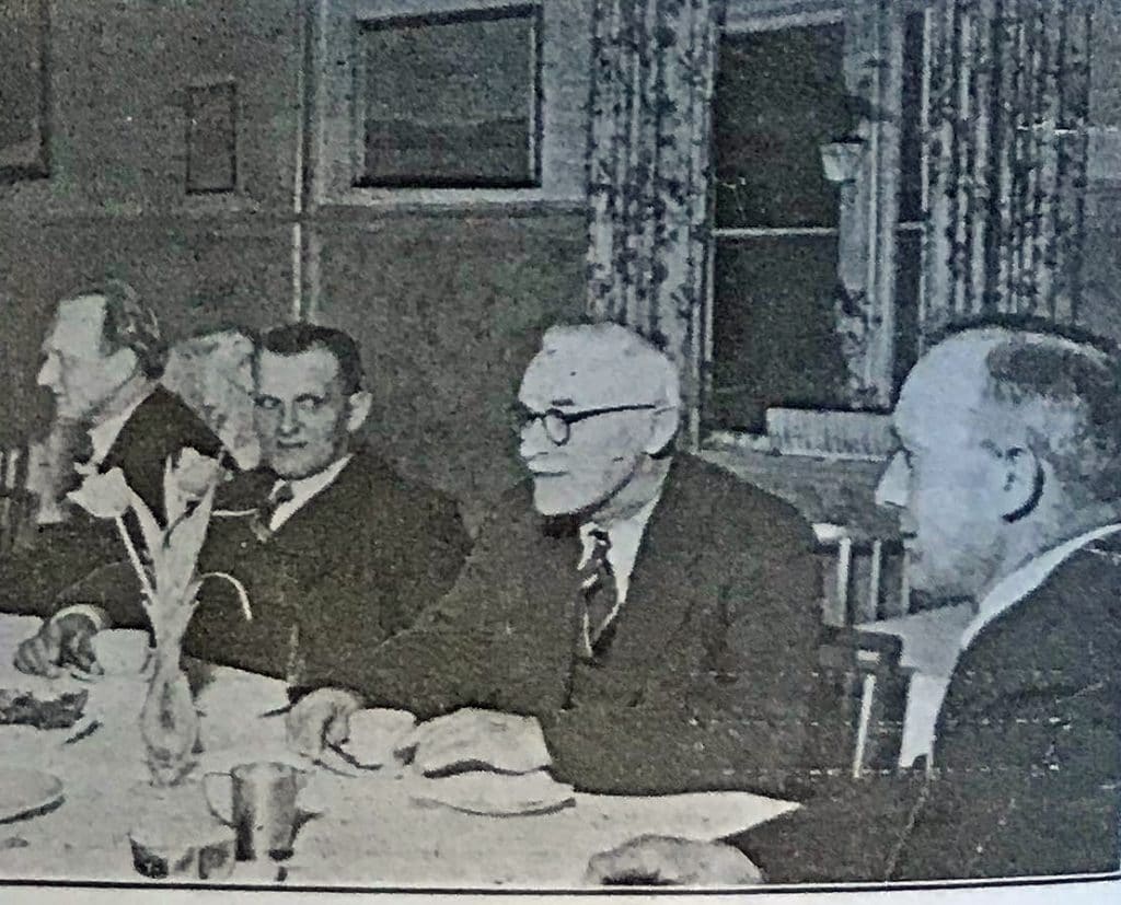 Bestyrelsesmøde i Viborg amts husmandsforeninger. Formanden, Svend Knudsen, sidder længst til højre, og derefter mod venstre: Jens Kristian Andreasen, Otto Christoffersen og Johs. Bøvling.