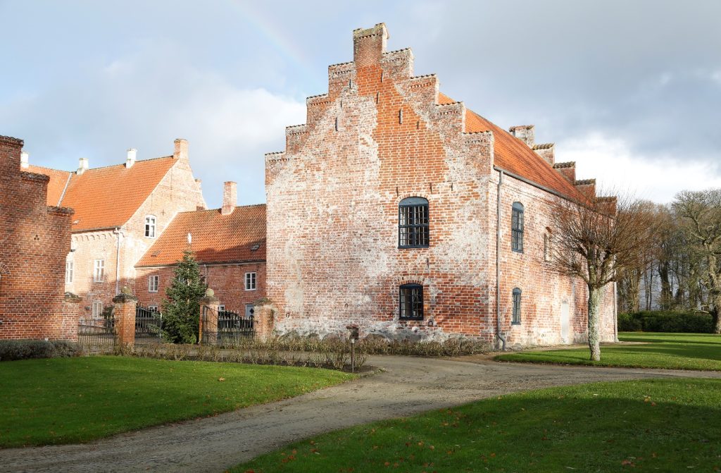 Sønderhuset Tjele Gods. Opført omkring år 1500