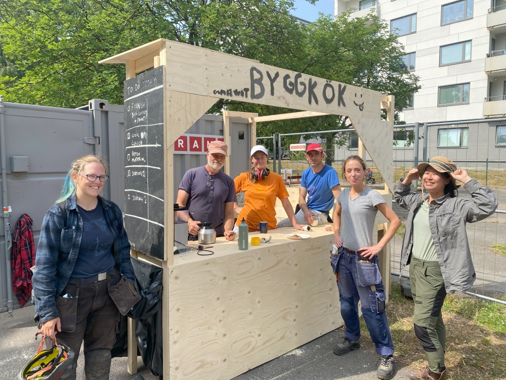 Del av byggänget under en av dagarna, vid det temporära byggköket