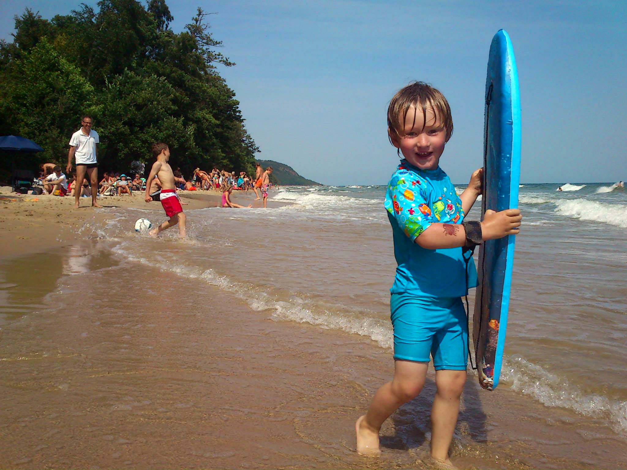 Nej, det är inte Phi Phi Islands eller Hawaii. Det är Knäbäckshusen på Österlen.