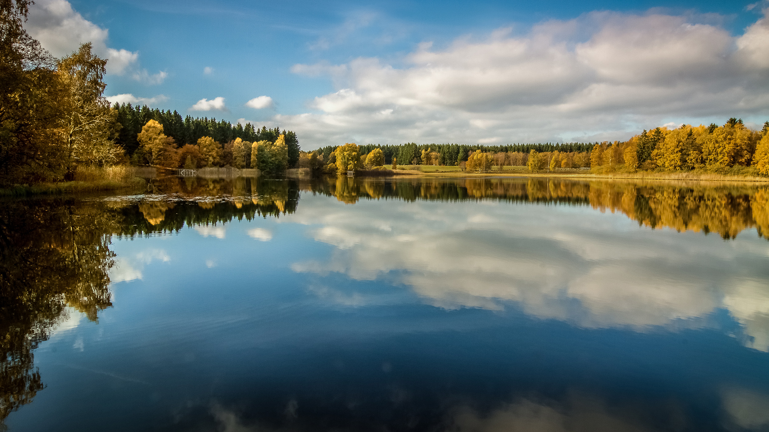 Verkasjön i färgsprakande höstprakt, fin att fiska eller paddla i.