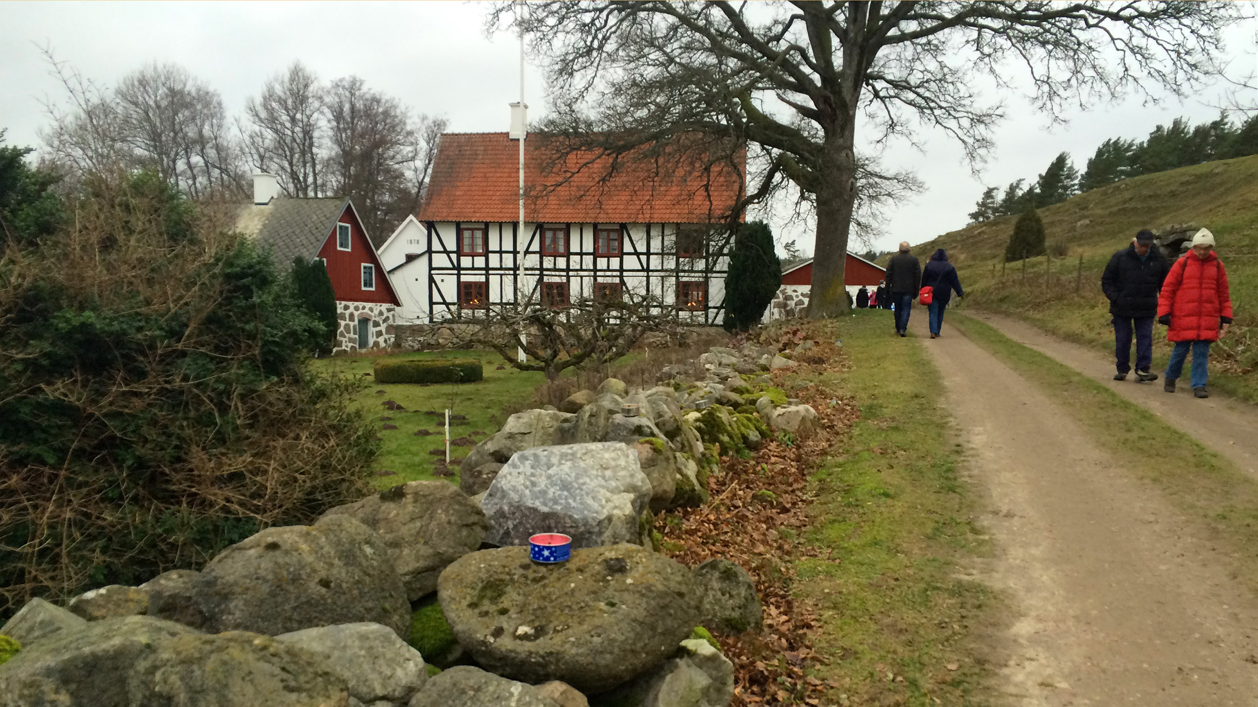 Bengtemölla gård ligger vackert insprängd mellan Brösarps böljande backar och den brusande Verkeån. Läget i sig själv är värt ett besök på Brösarps Byagilles julstök.