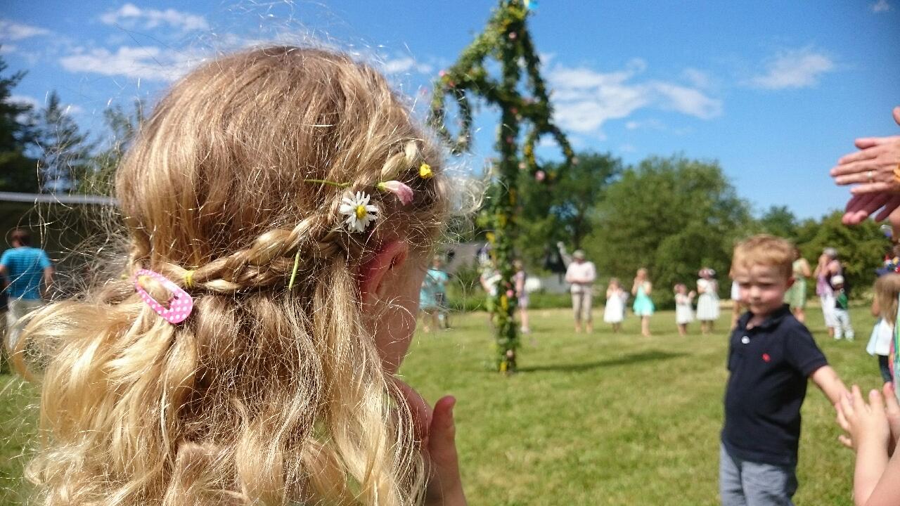 Barnens favorit är inte Små grodorna utan glassen de bjuds på av Byagillet.