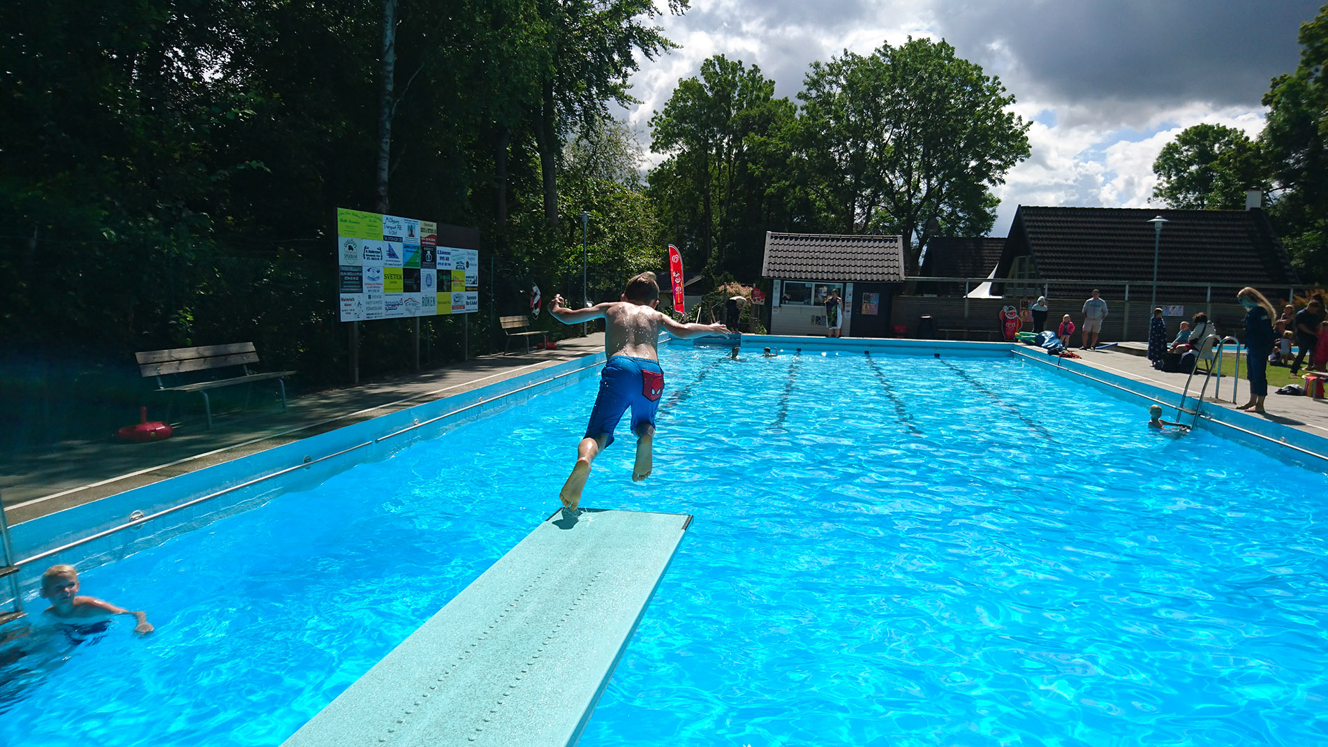 I bassängen i Sankt Olof är det alltid runt 30 grader varmt i badvattnet.