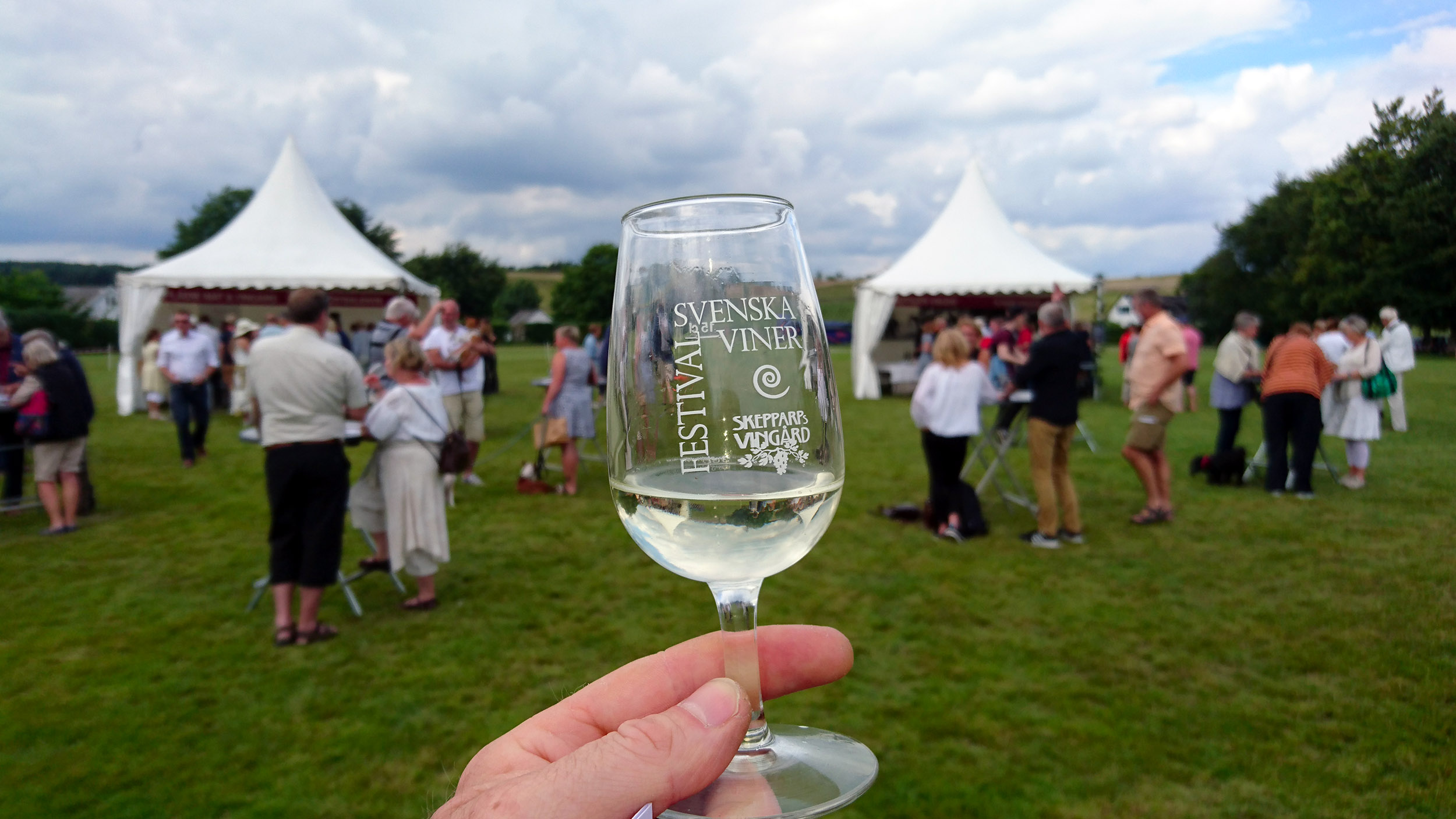 Ett glas Skepparps Grand Prix Solaris från 2014 inleder mitt besök på vinfestivalen på Skepparps Vingård 2016.