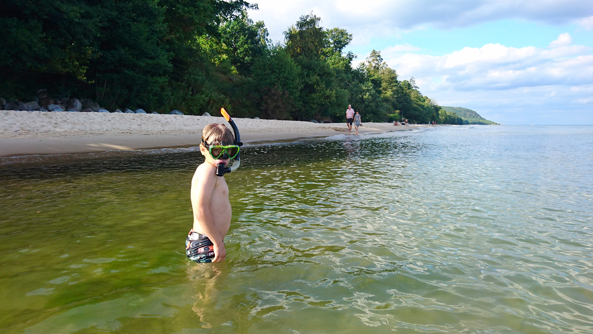 Den vita stranden, palmliknande grönskan och Stenshuvuds klippor får tankarna att går till Thailand och Sydostasien.