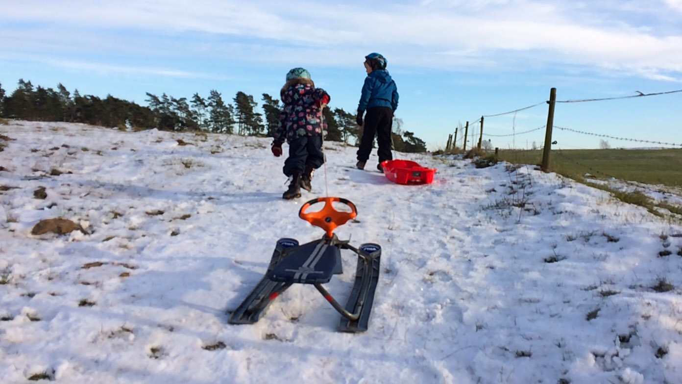 Med snowracer och pulka beger vi oss mot pulkaparadiset i Brösarps södra backar.