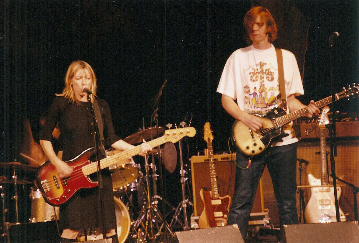 Kim Gordon och Thurston Moore under giget på Neon Gallery i Brösarp.