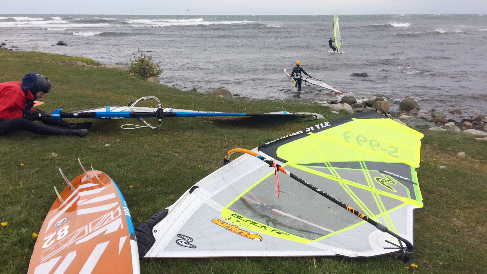 Vindsurfare och kitesurfare utnyttjade vindarna och vågorna.