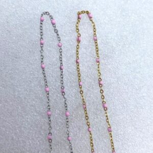 Tynd ædelstål-kæde med lyse lilla emaljeperler, vælg kæde med eller uden
