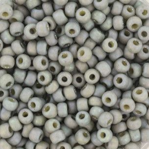 Miyuki seed beads perle, str. / mat regnbue grå / Størrelse 8/0 / Længde 2,1 mm. - Vidde 3,1 mm / Hul 1 mm. / 15 gram ca.600 stk. / Nr. SB08-4705
