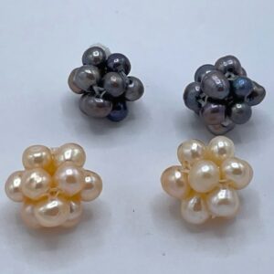 Ægte ferskvandsperler samlet med perlesnor til en ” bærkugle ”