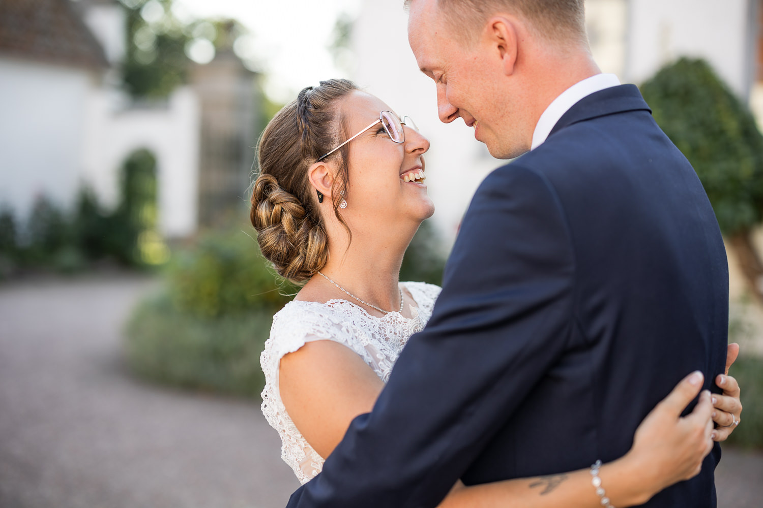 Bröllopsporträtt under ett bröllop på Bosjökloster slott i Skåne, bröllopsfotograf är Tove Lundquist från Malmö. Florister är Blomsterverkstan - Lina Gunnarsson i Höör, Klänning kommer från Wedding Store i Malmö, kostymen från Dressman och frisör är Hårstudio 7 i Höör.