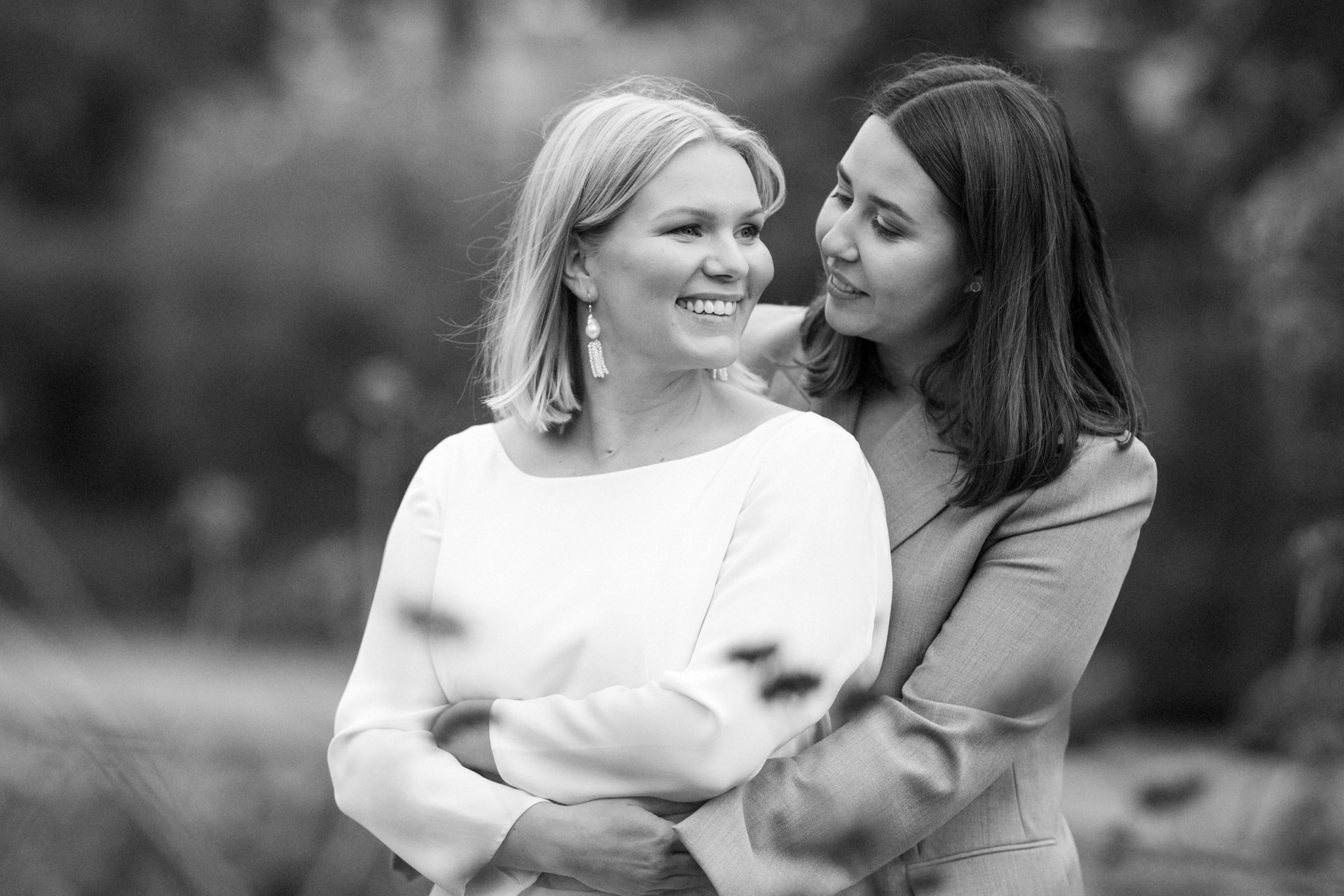 Svartvitt porträtt på ett kärleksfullt brudpar. Victoria Chan är designer av brudklänning. Foto: Tove Lundquist, bröllopsfotograf för ert bröllop på Sofiero slott i Skåne.