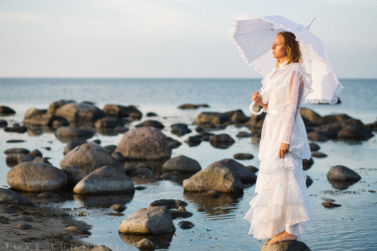 Vintage bröllop på Vitemölla strand utanför Kivik, Österlen. Stylad fotografering tillsammans med Stjernhem Design. Foto: Tove Lundquist, bröllopsfotograf på Österlen.