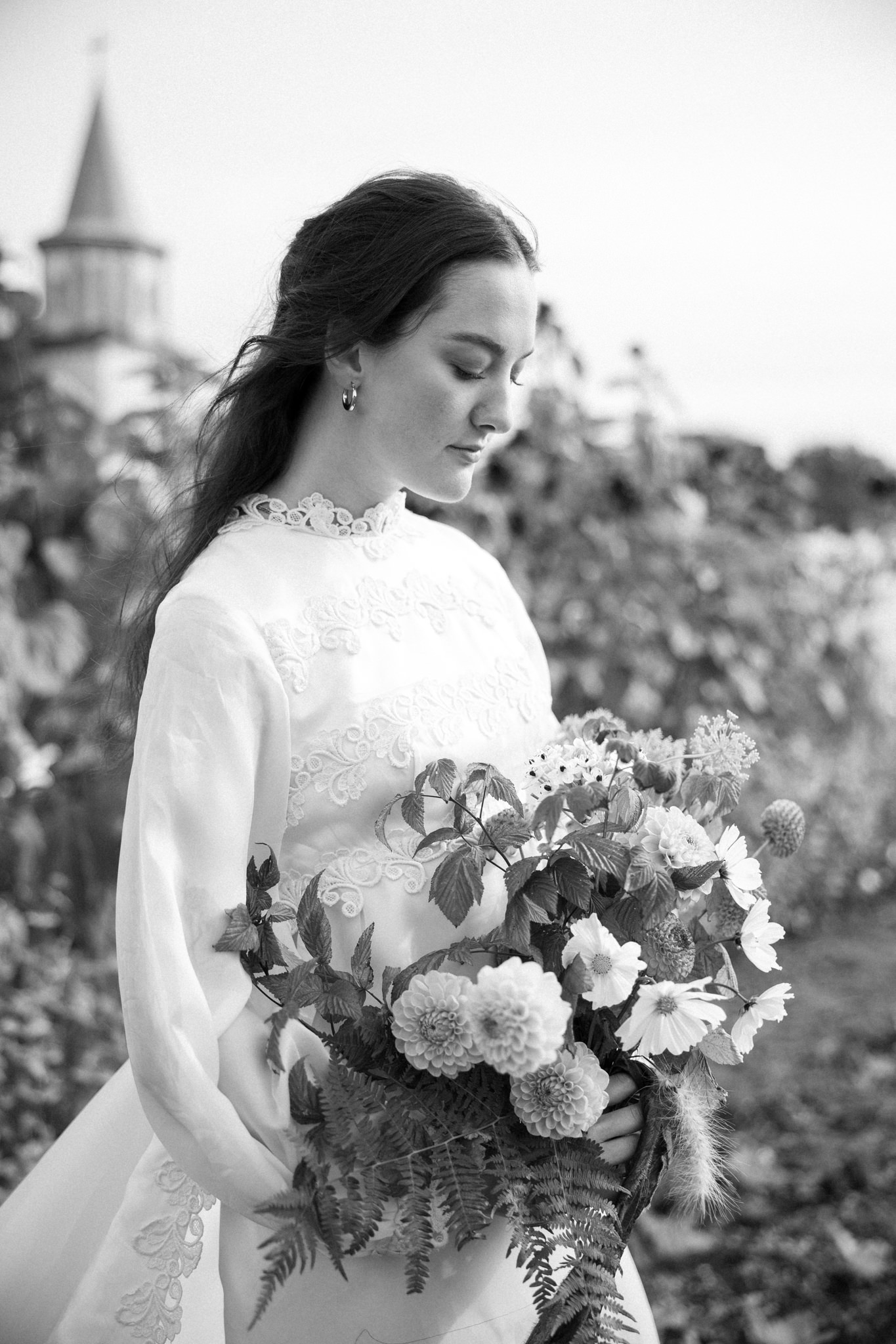 Stylad fotografering på Botildenborg i Malmö. Foto av Fotograf Tove Lundquist som arbetar som bröllopsfotograf i Malmö, Blomsterkollektivet har skapat blomsterarrangemangen. Brudklänningar från Beyond Retro, en second hand butik i Malmö.