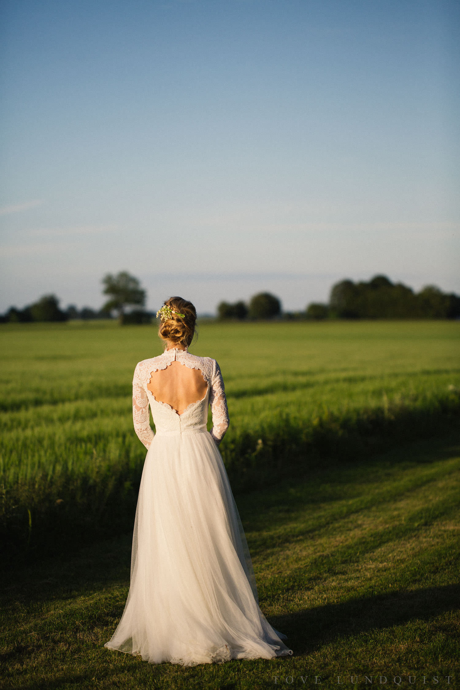 Eternity Dress från Ida Sjöstedt Couture. Bröllopsfotograf är Tove Lundquist, bröllopslokalen är Idala Gård i Skåne. 