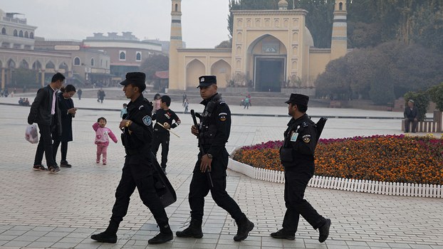 Kaşgar'daki İd Kah Camii yakınlarında güvenlik personeli devriye geziyor, 4 Kasım 2017.