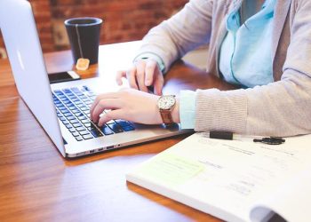 Student som knappar på en dator.