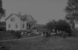 Kimarps gård som byggdes i början på 1900 och gamla stugan från 1886