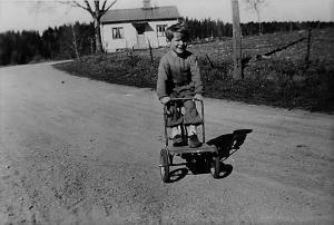 Kimarpsvägen 22 ca 1940, när denna bild togs var inte Tranås Snickerifabrik byggd, det syns inga byggnader i bakgrunden.