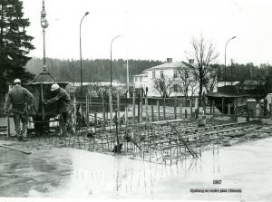 Dags för gjutning av första planet i bakgrunden huset där Björn Carlsson bodde och starx där bakom syns virkesupplag från Kimarps Såg.