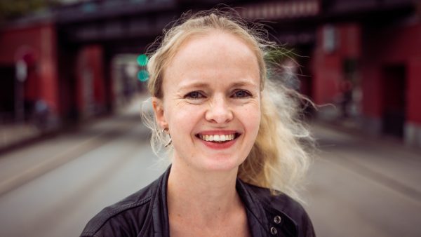 Charlotte Lund - valgkampsportræt for enhedslisten