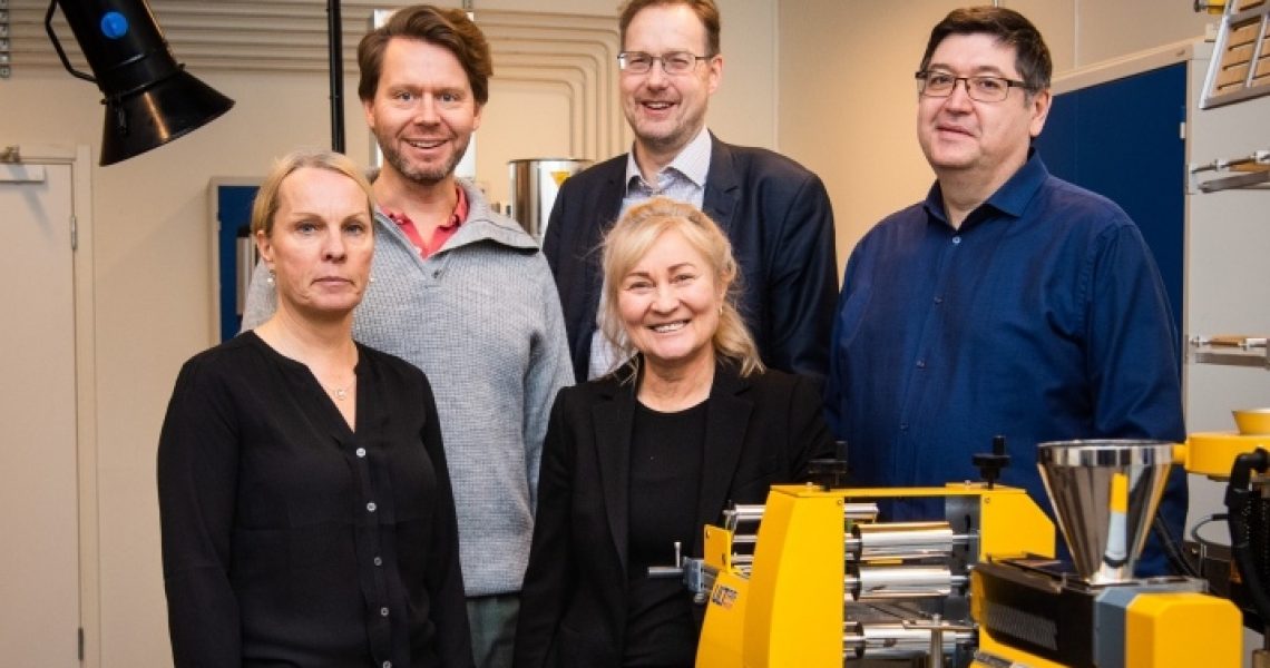 Ulrika Rova, professor i biokemisk processteknik, Kristiina Oksman, professor i trä- och bionanokompositer, Mikael Sjödahl, professor i experimentell mekanik, Staffan Lundström, professor i strömningslära samt Roberts Joffe, professor i polymera kompositmaterial vid Luleå tekniska universitet Foto: Simon Eliasson