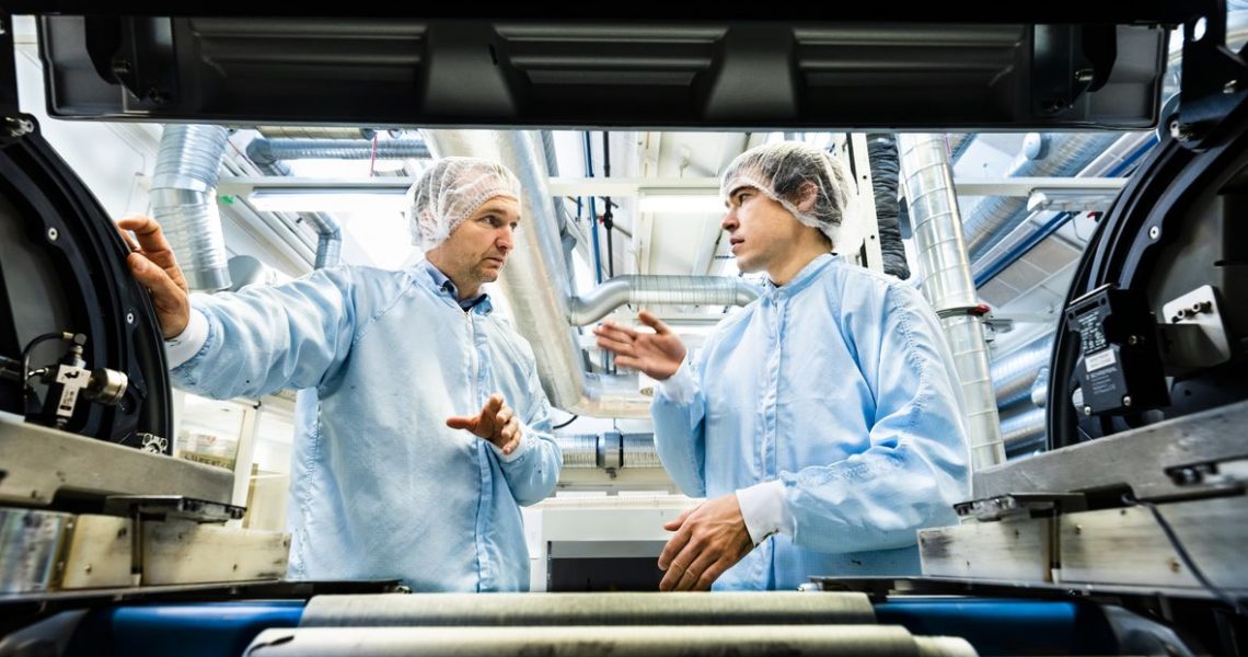 Magnus Berggren, professor och chef för Laboratoriet för organisk elektronik, och Eric Glowacki, forskningsledare inom området organiska nanokristaller. Här i samspråk vid en tryckpress för tryckt elektronik.
Foto: Thor Balkhed