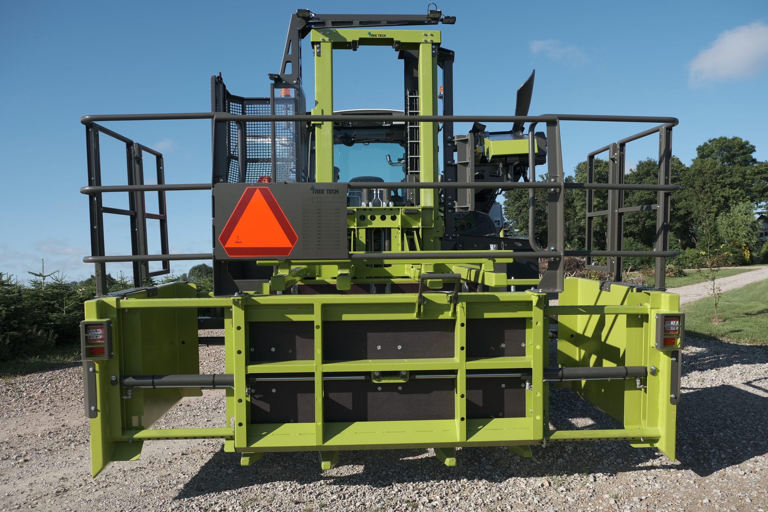 Tree Tech Variokasse monteret bag på traktor