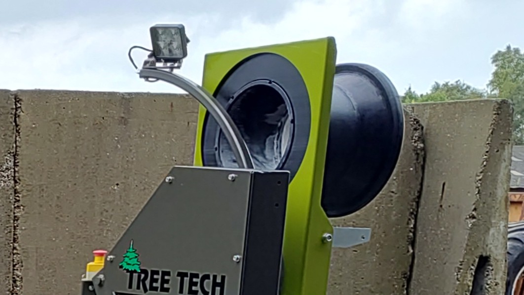 Tree Tech Lysbom MiniNet monteret på netmaskine
