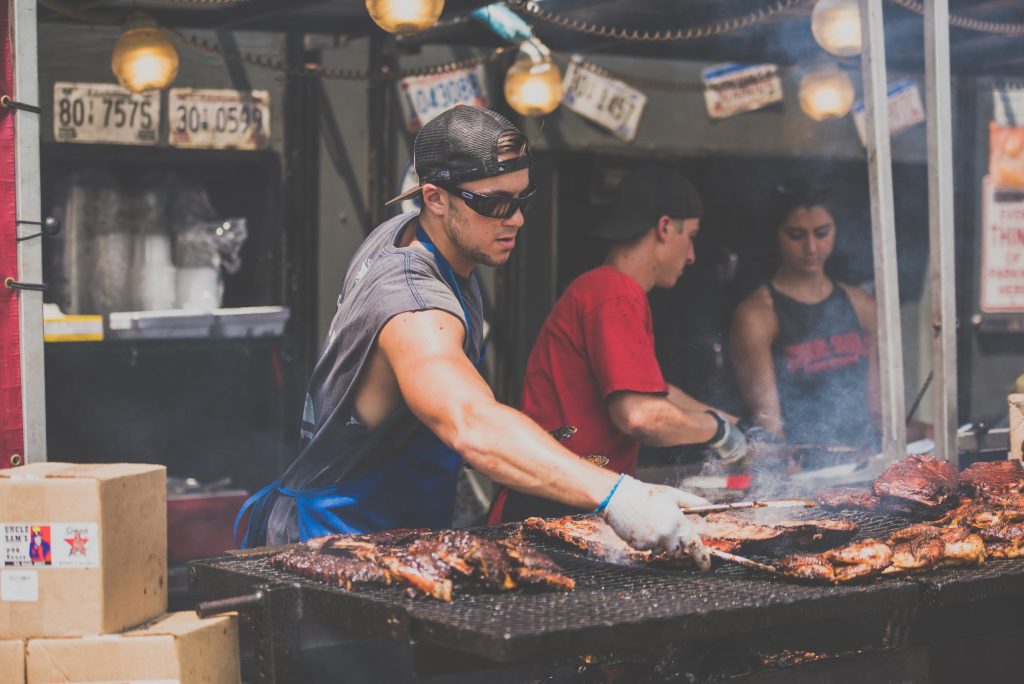 Två killa som grillar