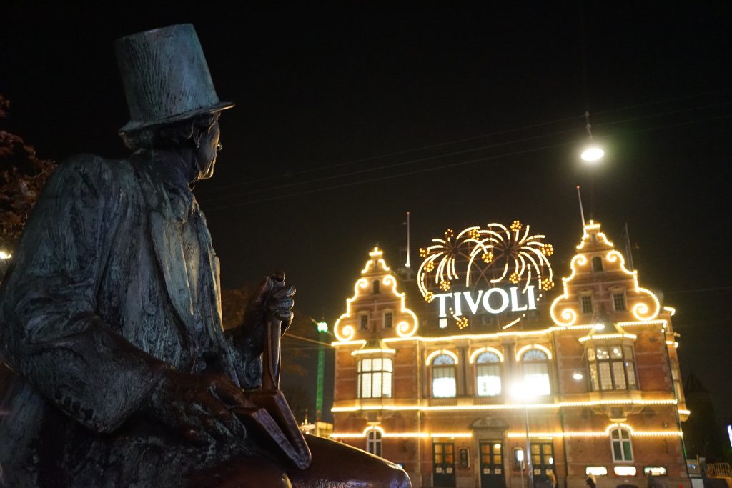Hans Christian Andersen beeld naast Tivoli Gardens