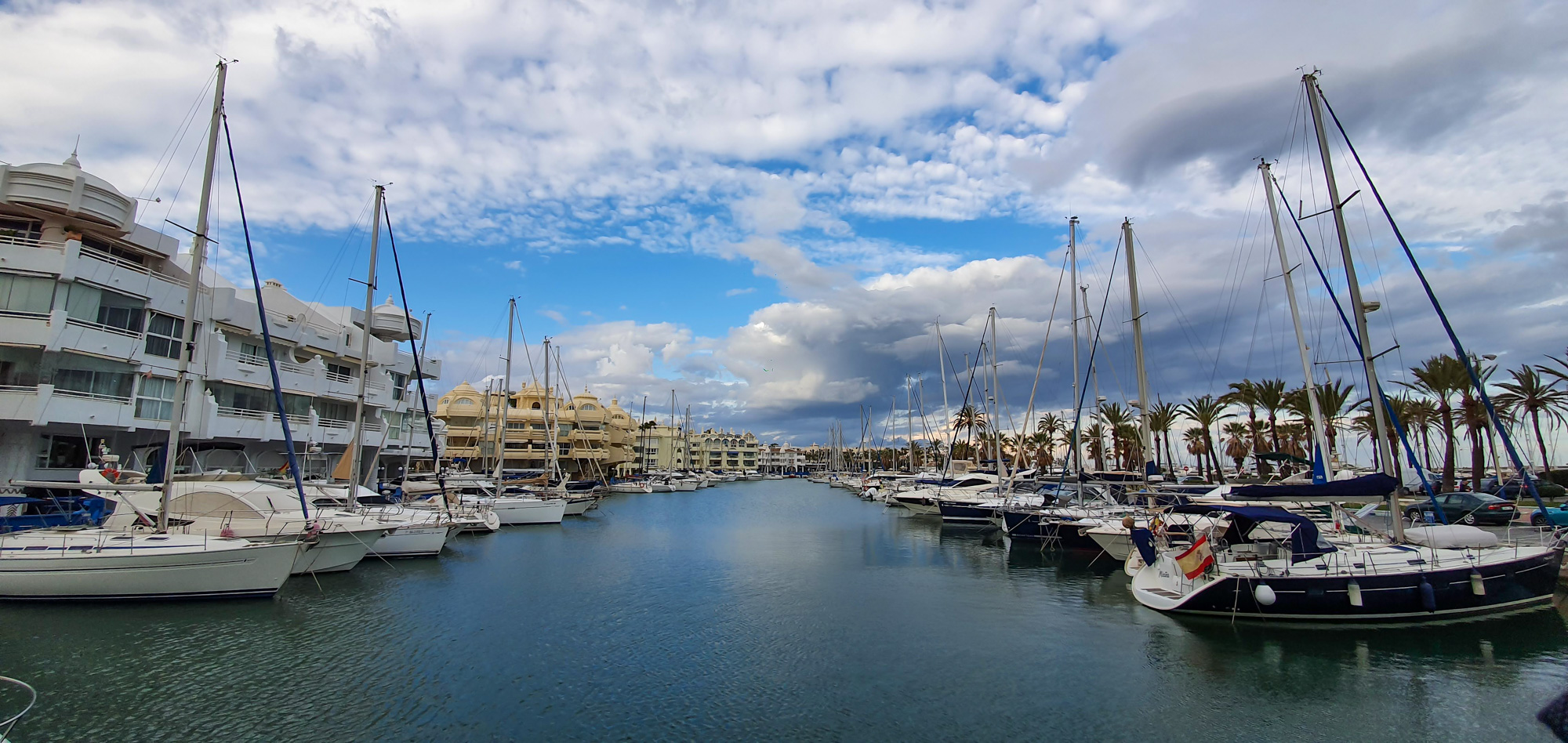 Zicht op de jachthaven van Benalmádena