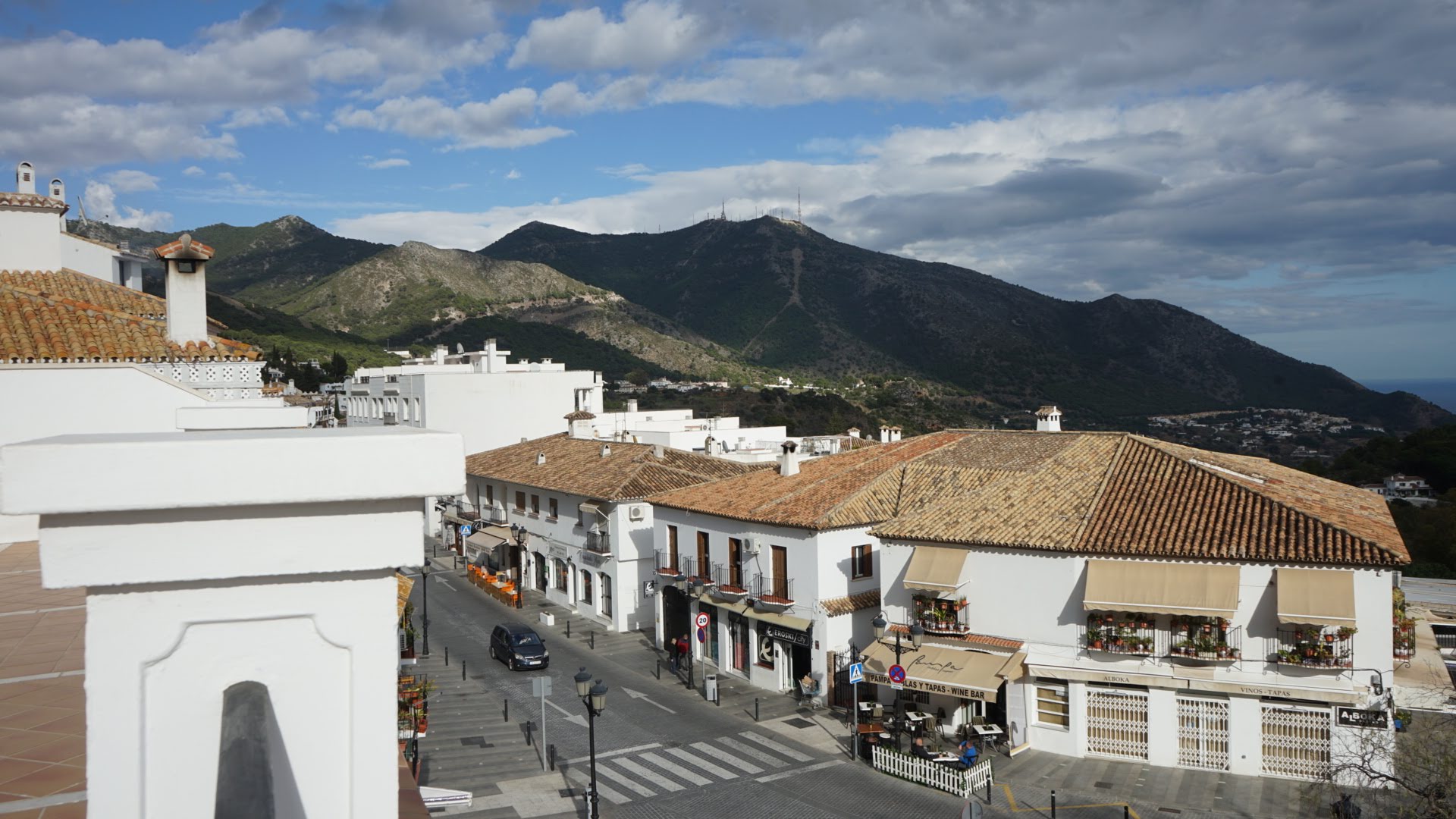 Zicht op het gebergte en de zee vanuit Mijas