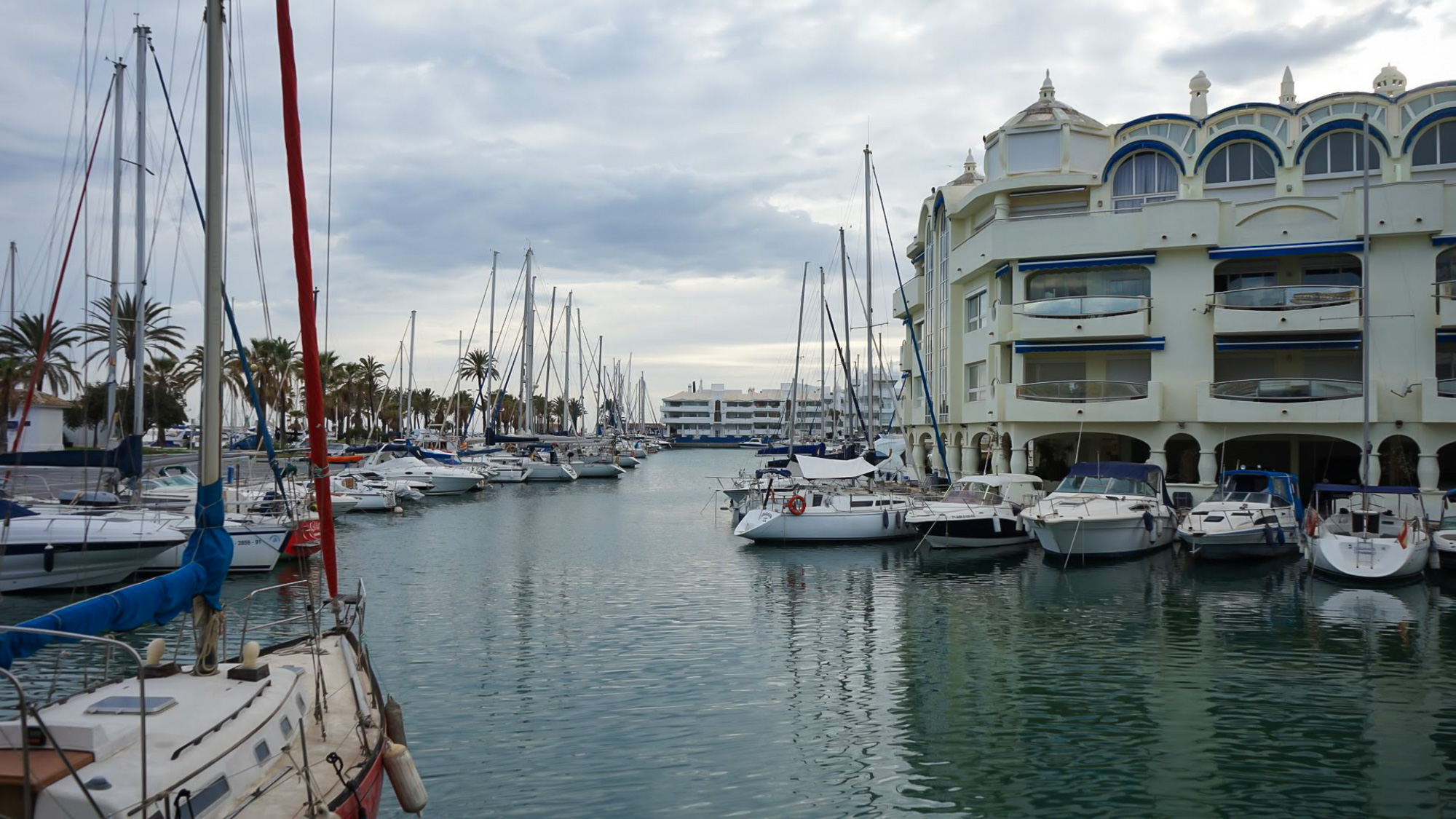 Zicht op de jachthaven van Benalmádena